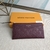 Clutch Louis Vuitton Mélanie BB vinho: um acessório sofisticado e elegante para adicionar um toque de cor e estilo refinado a qualquer look.