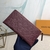 Clutch Louis Vuitton Mélanie BB vinho: um acessório sofisticado e elegante para adicionar um toque de cor e estilo refinado a qualquer look.