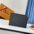 Clutch Louis Vuitton Pochette Joule MM "Damier Graphite": Uma sofisticada bolsa com padrão xadrez em tons de cinza, perfeita para eventos elegantes ou uso casual.