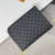 Clutch Louis Vuitton Pochette Joule MM "Damier Graphite": un sofisticado bolso con estampado de cuadros en tonos grises, perfecto para eventos elegantes o ropa casual.