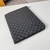 Clutch Louis Vuitton Pochette Joule GM "Damier Graphite": un elegante bolso con estampado de cuadros en tonos grises, ideal para ocasiones formales o casuales.