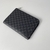 Clutch Louis Vuitton Pochette Joule MM "Damier Graphite": Uma sofisticada bolsa com padrão xadrez em tons de cinza, perfeita para eventos elegantes ou uso casual.