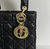 Bolso Lady Dior Small Black": Un elegante bolso negro de Dior, conocido por su diseño icónico y detalles de costuras cannage, perfecto para un look sofisticado y atemporal.