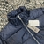 Chaqueta Dior Oblique Down "Dark Blue": Una chaqueta azul oscuro de Dior con estampado oblicuo, ideal para un estilo urbano y sofisticado en climas fríos.