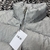 Chaqueta Dior Oblique Down "Gris": Una chaqueta Dior gris con estampado oblicuo, ideal para un look contemporáneo y elegante en los días fríos.