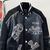 Chaqueta Louis Vuitton Varsity de cuero "negra": una chaqueta Louis Vuitton negra con detalles de cuero para una apariencia deportiva pero elegante.