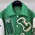 Chaqueta "verde" de cuero mixto con múltiples parches universitarios de Louis Vuitton: una chaqueta Louis Vuitton verde con múltiples parches en cuero mixto para una apariencia deportiva y lujosa.