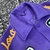 Chaqueta Louis Vuitton Varsity Multi-Patches de cuero mixto "púrpura": una chaqueta Louis Vuitton violeta con múltiples parches en cuero mixto para una apariencia deportiva y lujosa.