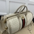 Mala de Mão Gucci Savoy Maxi Duffle Beige and White: Uma luxuosa mala de mão da Gucci em tons de bege e branco, ideal para viagens sofisticadas e elegantes.