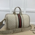 Bolso Gucci Savoy Maxi Duffle Beige y Blanco: Un lujoso bolso de mano de Gucci en tonos beige y blanco, ideal para viajes sofisticados y elegantes.