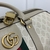 Bolso Gucci Savoy Maxi Duffle Beige y Blanco: Un lujoso bolso de mano de Gucci en tonos beige y blanco, ideal para viajes sofisticados y elegantes.