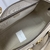 Bolso Gucci Savoy Maxi Duffle Beige y Blanco: Un lujoso bolso de mano de Gucci en tonos beige y blanco, ideal para viajes sofisticados y elegantes.