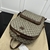 Mochila Gucci GG Supreme "Beige": Uma mochila luxuosa da Gucci com o icônico padrão GG Supreme em tons de beige, perfeita para um estilo sofisticado e urbano.