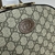 Mochila Gucci GG Supreme "Beige": Uma mochila luxuosa da Gucci com o icônico padrão GG Supreme em tons de beige, perfeita para um estilo sofisticado e urbano.