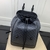 Mochila Gucci Medium Interlocking G em Preto: Uma mochila de tamanho médio da Gucci, apresentando o icônico padrão GG em preto, perfeita para um estilo elegante e contemporâneo.