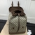 Mochila Gucci Medium Interlocking G em Marrom: Uma mochila média da Gucci com o distintivo padrão Interlocking G em marrom, ideal para um visual sofisticado e urbano.