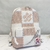 Mochila Louis Vuitton Racer Damier Spray en blanco: una elegante mochila con el patrón Damier Spray de Louis Vuitton en blanco, perfecta para una apariencia moderna y sofisticada.