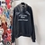 Sudadera Christian Dior Atelier Paris Avenue Montaigne "Black": Una sudadera negra con el logo "Atelier Paris Avenue Montaigne" de Christian Dior, ideal para un look urbano y sofisticado.