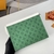 Louis Vuitton Voyage MM "Green" Pochette: Un bolso Louis Vuitton mediano en color verde, perfecto para viajes o uso diario, con detalles en cuero y el icónico monograma LV.