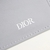 Tarjetero Christian Dior CD Diamond gris: un tarjetero Dior gris con el distintivo patrón de diamantes y el logotipo "CD", perfecto para un estilo sofisticado y organizado.