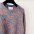 Suéter Gucci GG Wool Jacquard Jumper "Gray/Orange": Um suéter cinza da Gucci com padrão jacquard GG em lã, com detalhes em laranja, para um visual moderno e elegante.