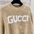 Suéter Gucci Wool With Intarsia Logo "Brown": Um suéter marrom da Gucci com logotipo entalhado em lã, para um visual sofisticado e distinto em dias mais frios.