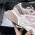 Zapatillas Amiri MA Runner "Rose/White": Zapatillas rosas con detalles en blanco, diseño moderno de la marca Amiri.