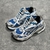 Tênis Balenciaga Runner Prata/Azul: Apresenta um design elegante com detalhes em azul sobre um fundo prateado, ideal para quem procura um visual moderno e sofisticado.