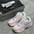 Tênis Balenciaga Runner Branco/Rosa: Um par de tênis Balenciaga com detalhes em rosa sobre um fundo branco, proporcionando um visual elegante e moderno para qualquer ocasião.