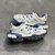 Tênis Balenciaga Track "White/Dark Blue": Sapato esportivo em branco com detalhes em azul escuro, design moderno da marca Balenciaga.