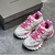 Tênis Balenciaga Track "White/Pink": Sapato esportivo branco com detalhes em rosa, design moderno da famosa marca Balenciaga.