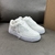 Tênis Louis Vuitton x Nike Air Force 1 Low By Virgil Abloh All White: Um modelo exclusivo em branco, parte da colaboração entre Louis Vuitton e Nike, projetado por Virgil Abloh.