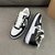 Tênis Louis Vuitton x Nike Air Force 1 Low By Virgil Abloh Black/White: Um par de tênis em preto e branco, parte da colaboração entre Louis Vuitton e Nike, criada por Virgil Abloh.