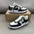 Tênis Louis Vuitton x Nike Air Force 1 Low By Virgil Abloh Black/White: Um par de tênis em preto e branco, parte da colaboração entre Louis Vuitton e Nike, criada por Virgil Abloh.