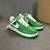 Tênis Louis Vuitton x Nike Air Force 1 Low By Virgil Abloh Green: Um par de tênis na cor verde, parte da colaboração entre Louis Vuitton e Nike, desenhado por Virgil Abloh.