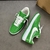 Tênis Louis Vuitton x Nike Air Force 1 Low By Virgil Abloh Green: Um par de tênis na cor verde, parte da colaboração entre Louis Vuitton e Nike, desenhado por Virgil Abloh.