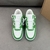 Tênis Louis Vuitton x Nike Air Force 1 Low By Virgil Abloh Green/White: Um par de tênis em verde e branco, parte da colaboração entre Louis Vuitton e Nike, criada por Virgil Abloh.