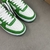 Tênis Louis Vuitton x Nike Air Force 1 Low By Virgil Abloh Green/White: Um par de tênis em verde e branco, parte da colaboração entre Louis Vuitton e Nike, criada por Virgil Abloh.