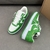 Tênis Louis Vuitton x Nike Air Force 1 Low By Virgil Abloh Green/White: Um par de tênis em verde e branco, parte da colaboração entre Louis Vuitton e Nike, criada por Virgil Abloh.