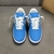 Tênis Louis Vuitton x Nike Air Force 1 Low By Virgil Abloh Light Blue: Um par de tênis na cor azul claro, parte da colaboração entre Louis Vuitton e Nike, desenhado por Virgil Abloh.