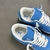 Tênis Louis Vuitton x Nike Air Force 1 Low By Virgil Abloh Light Blue: Um par de tênis na cor azul claro, parte da colaboração entre Louis Vuitton e Nike, desenhado por Virgil Abloh.