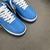 Zapatillas Louis Vuitton x Nike Air Force 1 Low By Virgil Abloh en azul claro: Un par de zapatillas en azul claro, parte de la colaboración entre Louis Vuitton y Nike, diseñadas por Virgil Abloh.