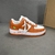 Zapatillas Louis Vuitton x Nike Air Force 1 Low By Virgil Abloh Naranja/Blanco: Un par de zapatillas naranjas y blancas, resultado de una colaboración entre Louis Vuitton y Nike con un diseño exclusivo de Virgil Abloh.