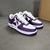 Zapatillas Louis Vuitton x Nike Air Force 1 Low By Virgil Abloh Morado/Blanco: Un par de zapatillas moradas y blancas, una colaboración entre Louis Vuitton y Nike con un diseño exclusivo de Virgil Abloh.