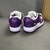 Tênis Louis Vuitton x Nike Air Force 1 Low By Virgil Abloh Purple/White: Um par de tênis em roxo e branco, uma colaboração entre Louis Vuitton e Nike com design exclusivo de Virgil Abloh.