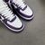 Zapatillas Louis Vuitton x Nike Air Force 1 Low By Virgil Abloh Morado/Blanco: Un par de zapatillas moradas y blancas, una colaboración entre Louis Vuitton y Nike con un diseño exclusivo de Virgil Abloh.