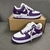 Zapatillas Louis Vuitton x Nike Air Force 1 Low By Virgil Abloh Morado/Blanco: Un par de zapatillas moradas y blancas, una colaboración entre Louis Vuitton y Nike con un diseño exclusivo de Virgil Abloh.