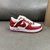 Tênis Louis Vuitton x Nike Air Force 1 Low By Virgil Abloh Red/White: Um par de tênis em vermelho e branco, parte da colaboração entre Louis Vuitton e Nike, criada por Virgil Abloh.