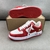 Tênis Louis Vuitton x Nike Air Force 1 Low By Virgil Abloh Red/White: Um par de tênis em vermelho e branco, parte da colaboração entre Louis Vuitton e Nike, criada por Virgil Abloh.