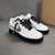 Zapatillas Louis Vuitton x Nike Air Force 1 Low By Virgil Abloh White: Un par de zapatillas blancas, parte de la colaboración entre Louis Vuitton y Nike, diseñadas por Virgil Abloh.